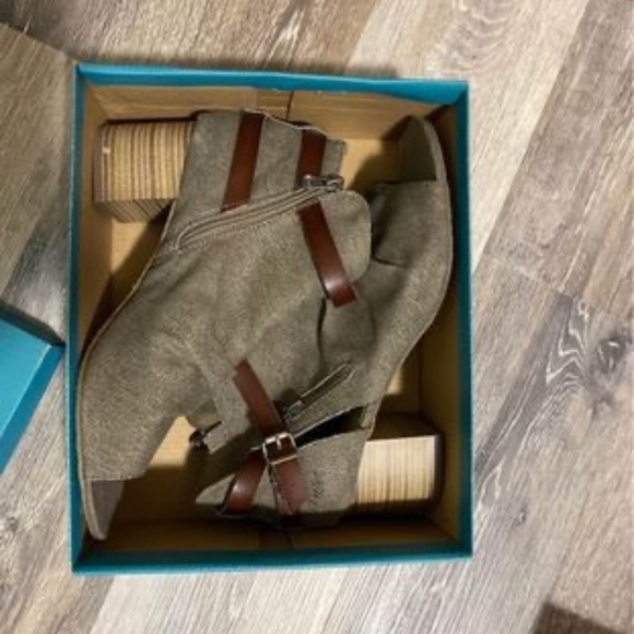 Peep toe booties - Picture 3 of 8